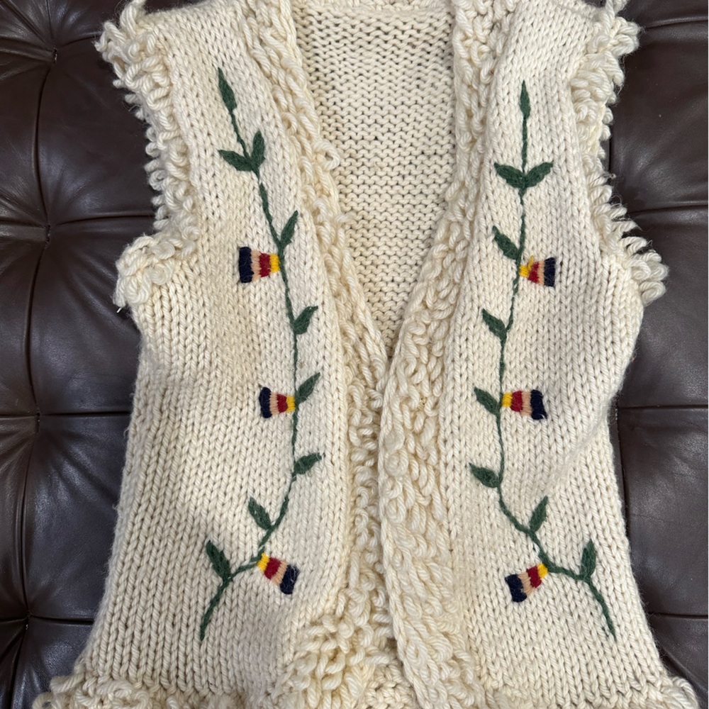 Vintage Cozy Knit vest with Leaf and Stripe Design